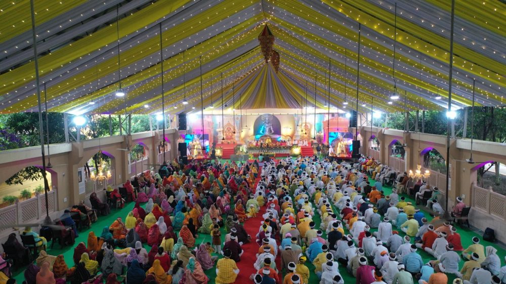 सामूहिक आयोजन में भक्तों की सहभागिता